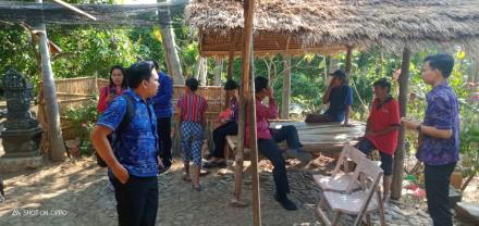 MENGANTAR KEPALA DINAS SOSIAL KE SALAH SATU RUMAH WARGA DESA KAYUPUTIH